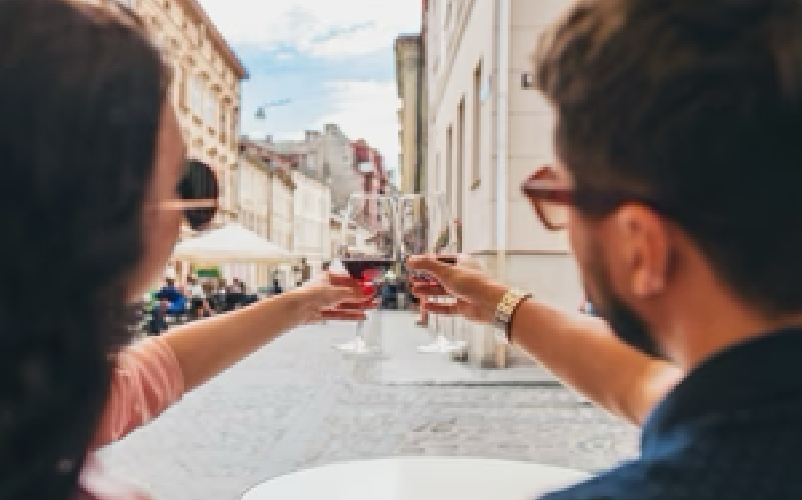 Jeu d’énigme avec bouteille de vin : l’expérience que vous pouvez vivre chez vous