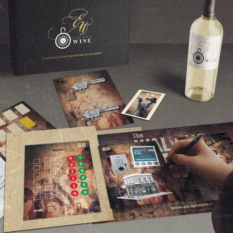 Cartes, photos et indices d’un escape game disposés sur une table de jeu